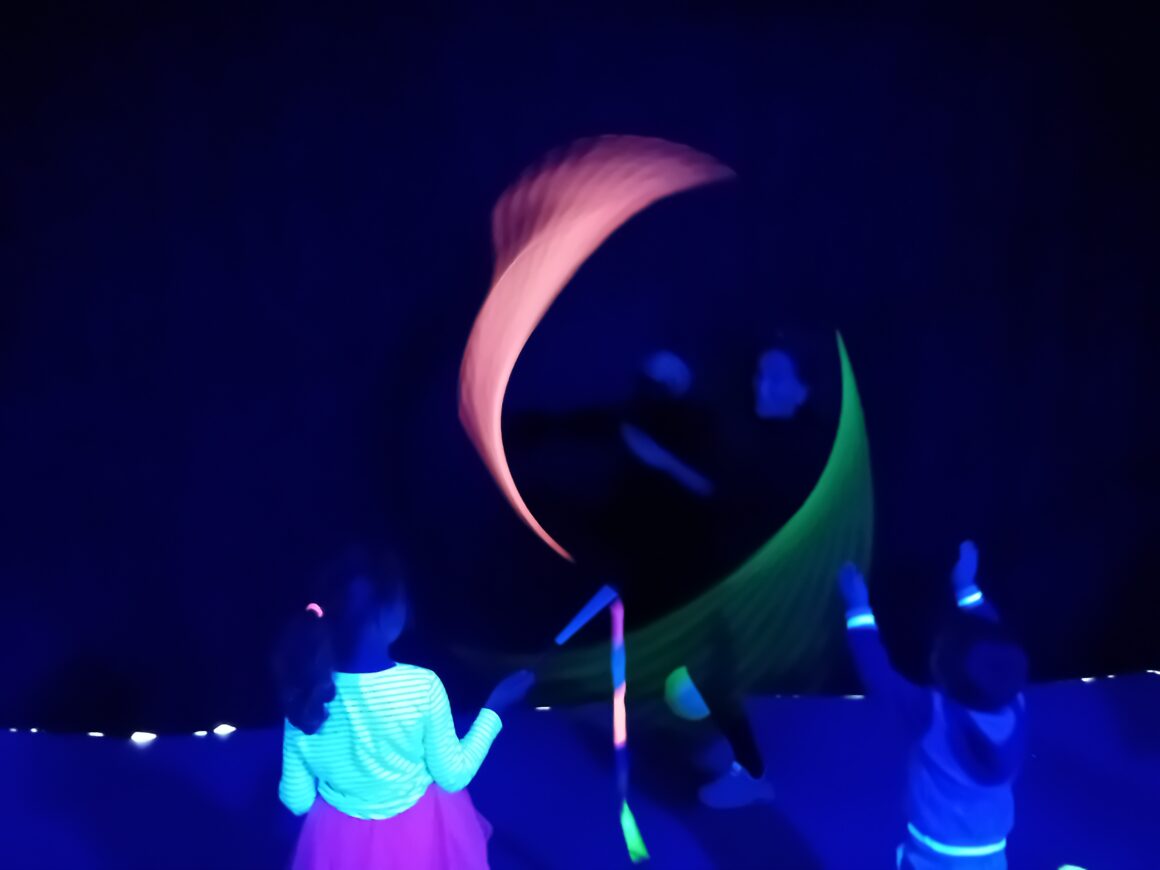 Zauberhaftes Dunkel im Schwarzlichttheater