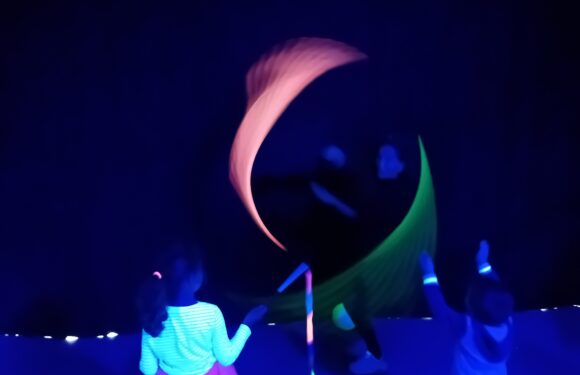 Zauberhaftes Dunkel im Schwarzlichttheater